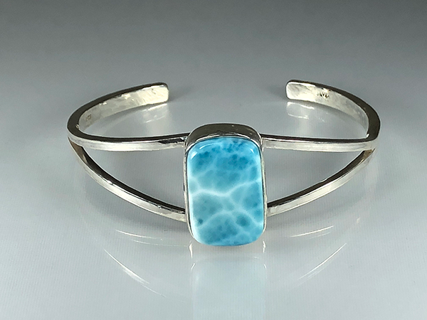 larimar_brace_1_1.png